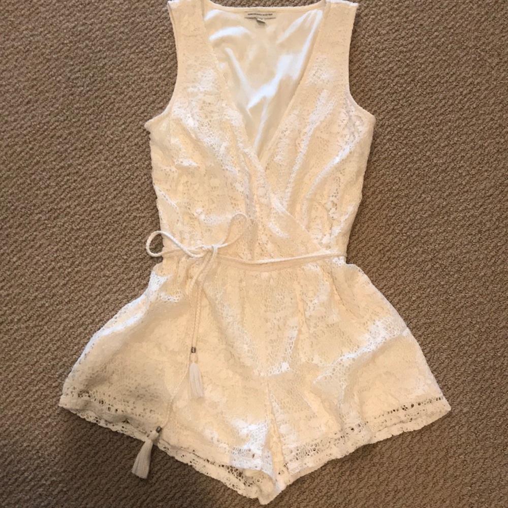 Adorable lace romper!! 🌸🌷